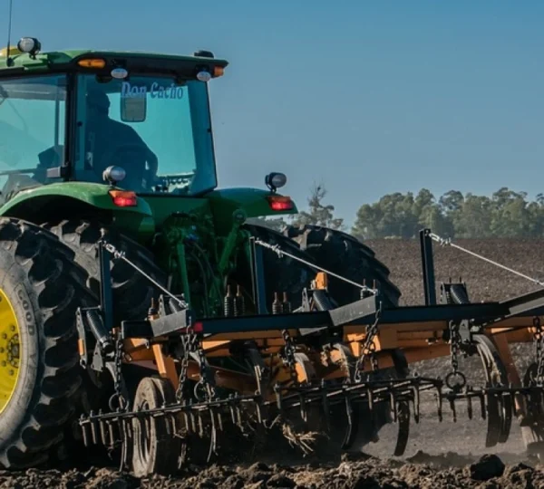 tracteur dans un champs